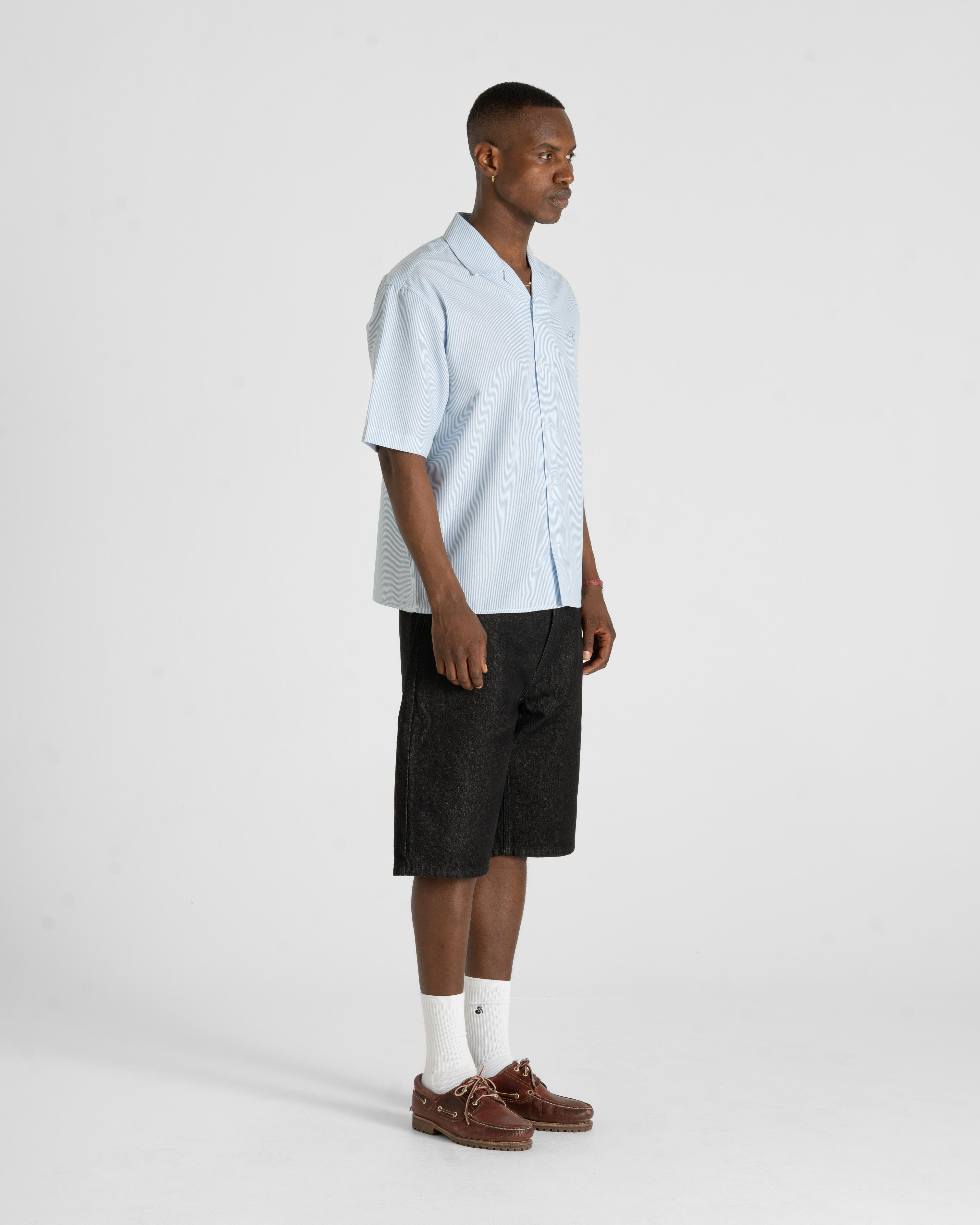 Short -sleeved flax shirt light blue striped